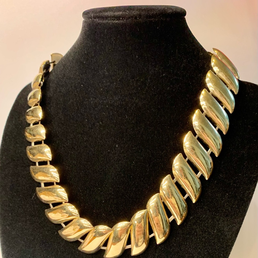 ⚜️VINTAGE⚜️ Striking 80’s Gold Tone Necklace with Clasp Box Closure